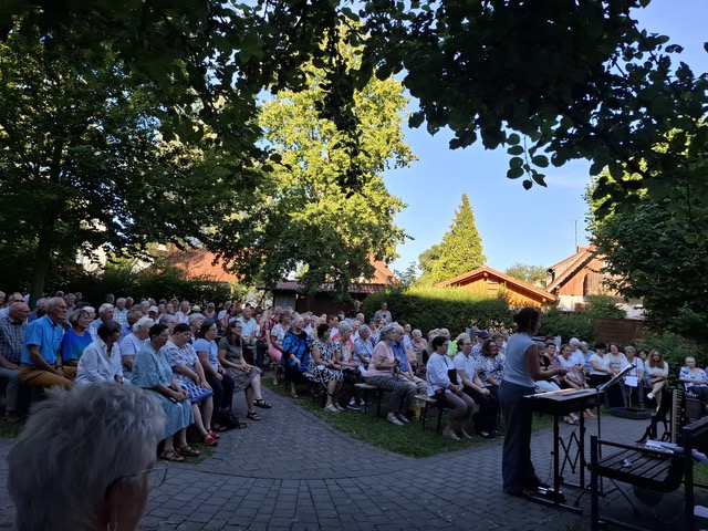 Publikum bei der Serenade im Innenhof des Seniorenheims