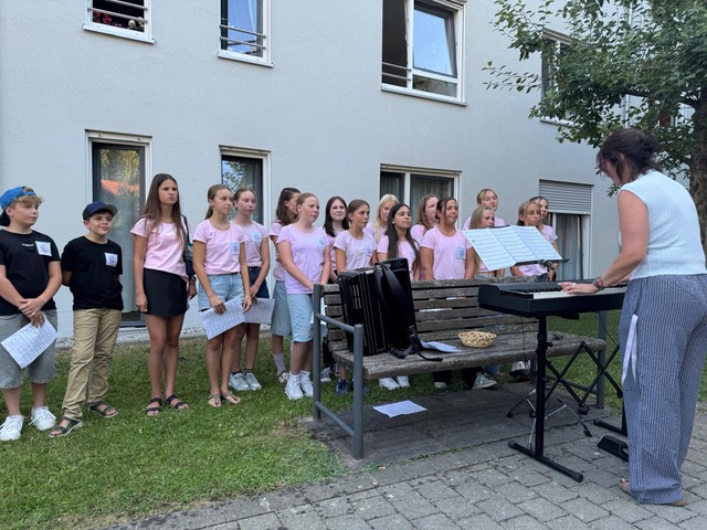 Die RealSingers beim Auftritt bei der Serenade im Seniorenheim